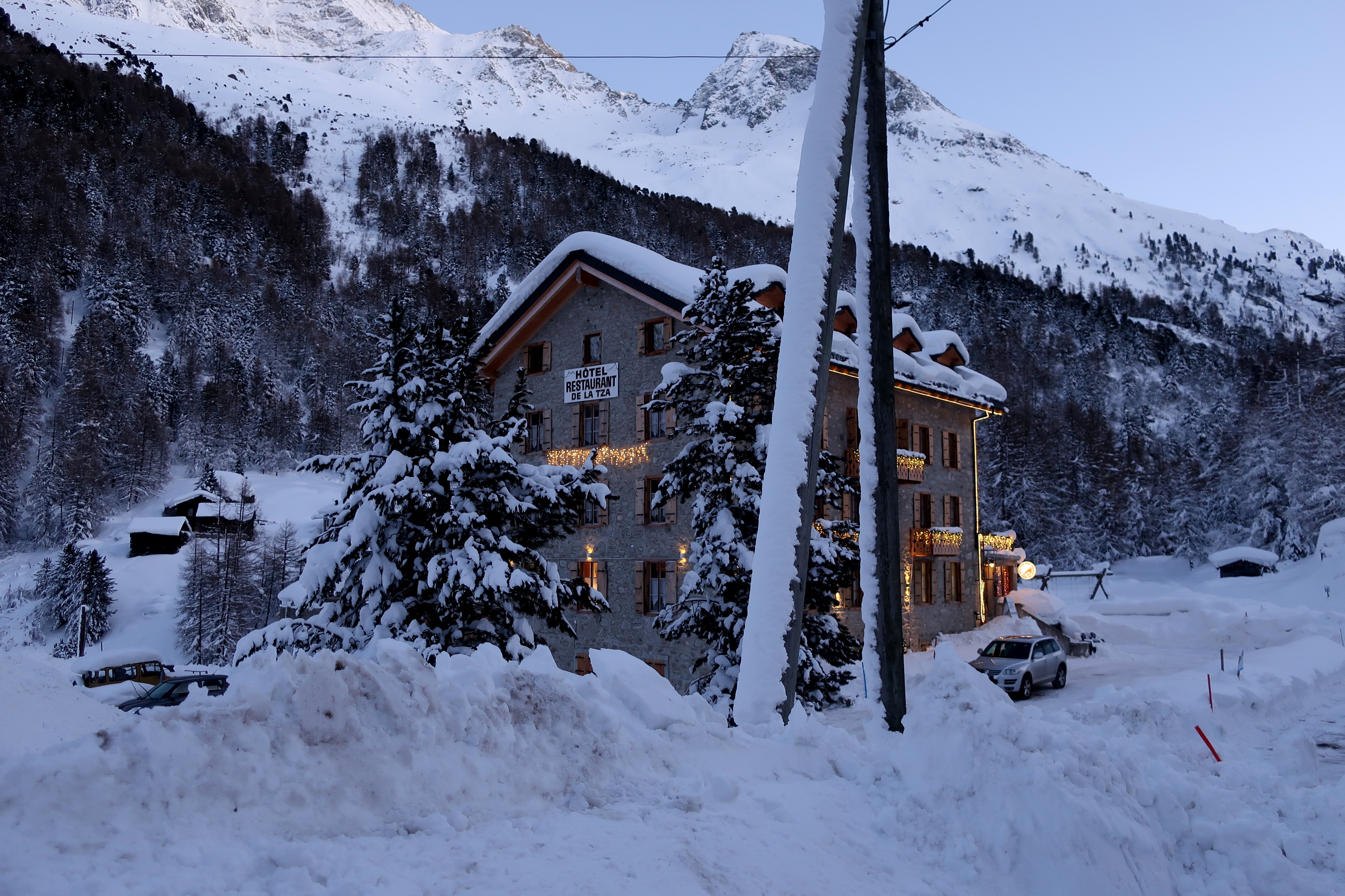 Das Hôtel Aiguille de la Tza liegt winterlich gekleidet im Talgrund vor Arolla und bietet eine gute Unterkunftsmöglichkeit für Skitouren. 