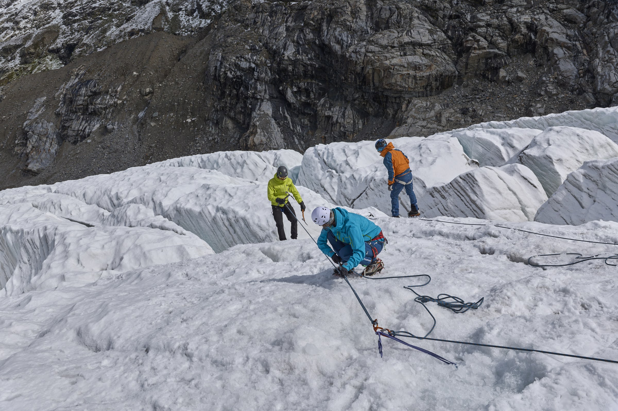 Julia lernt im Bergsteigen Grundkurs "Plus" im Berninagebiet das Abseilen im Eis