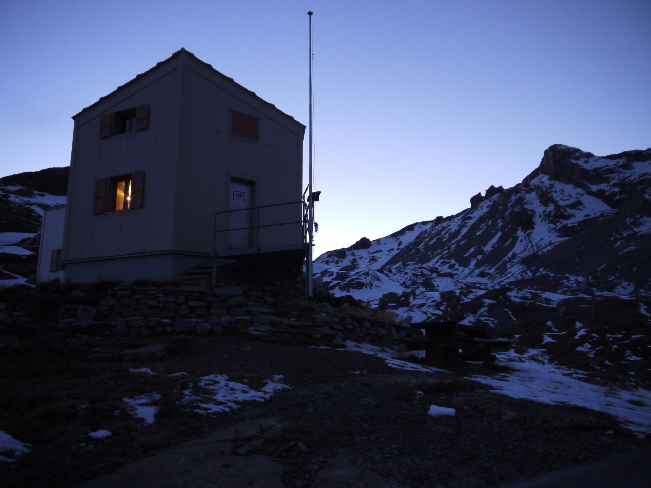 Tourenstart kurz vor hell werden von der Cabane des Audannes. Die Hütte liegt eingebetet in der Talmulde Les Audannes. Unweit der Lac des Audannes und viele Klettermöglichkeiten.