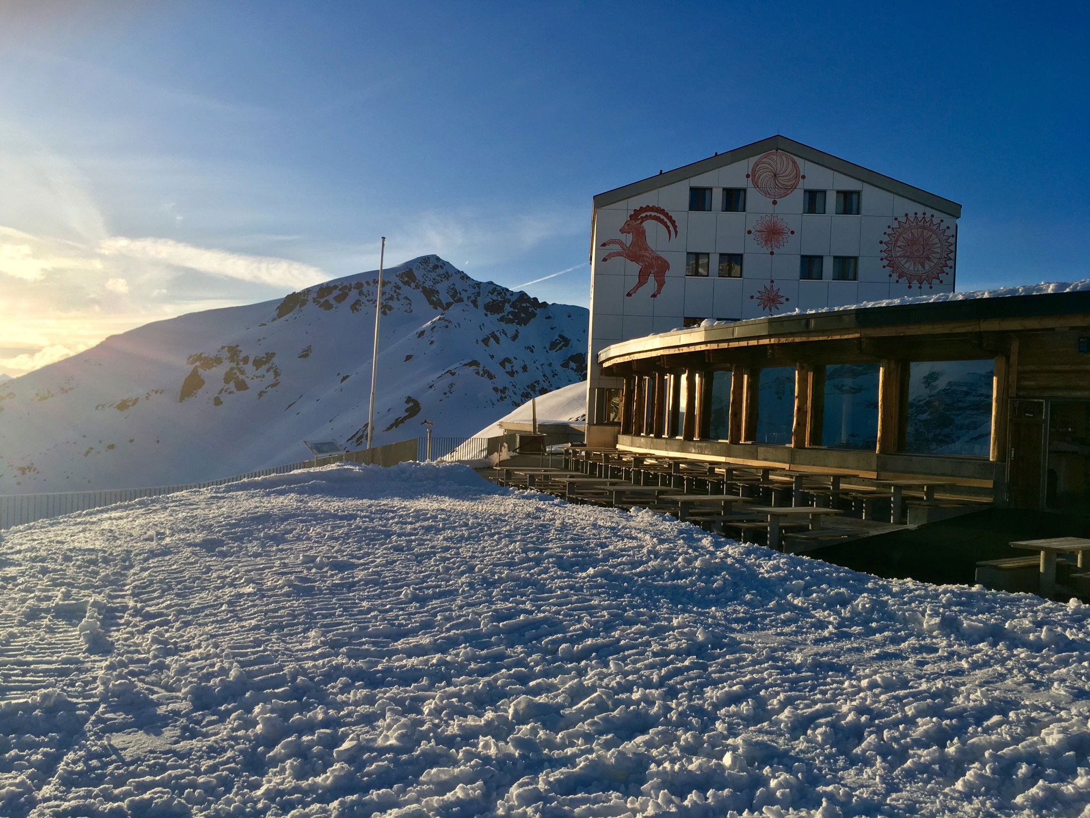 Das Berghaus Diavolezza bietet neben Komfort auch viel Aus- und eine umfassende Rundsicht ins Berninamassiv.