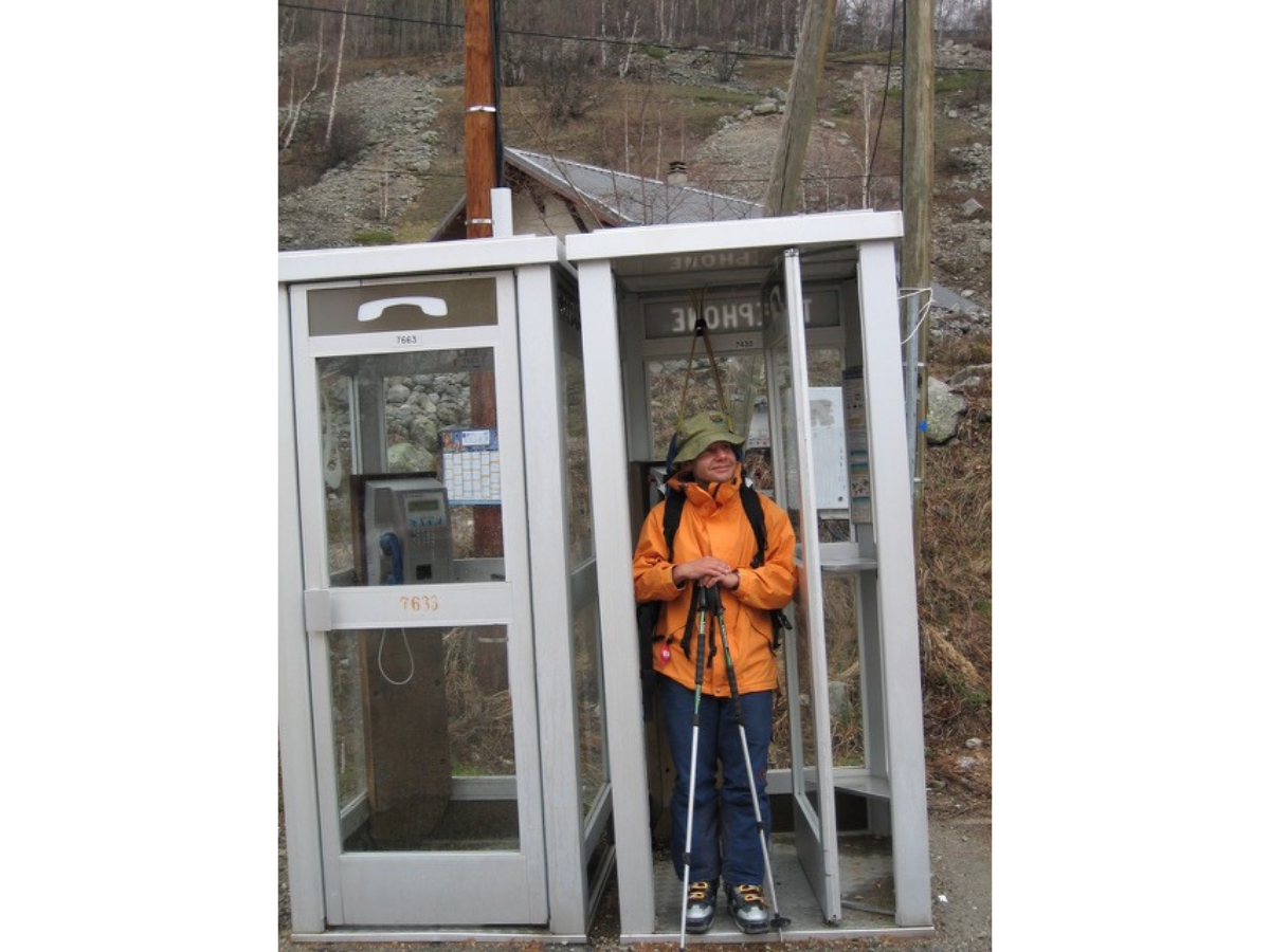 Telefonkabine als Regenschutz...was würde man heute machen?