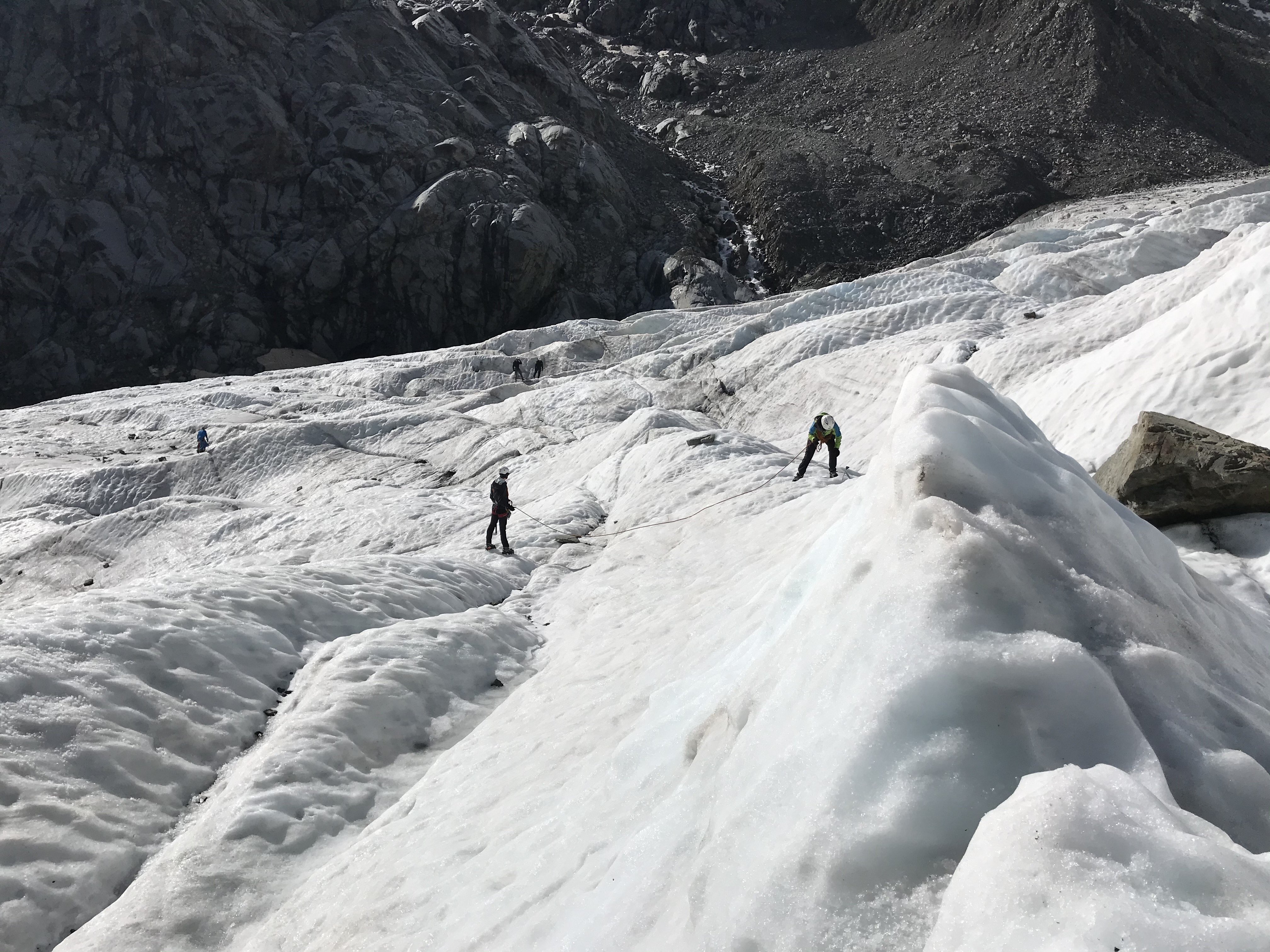 Cynthia und Beatrice üben Abseilen am Gletscher