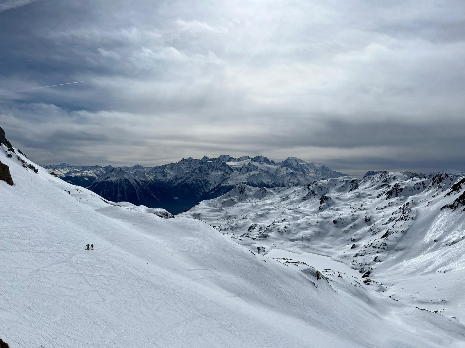 Bilder von Simon Akam. Titelbild: Seine Skitourengruppe in der Diavolezza. Unten: Seine Skitourenwoche mit bergpunkt in Ovronaz.