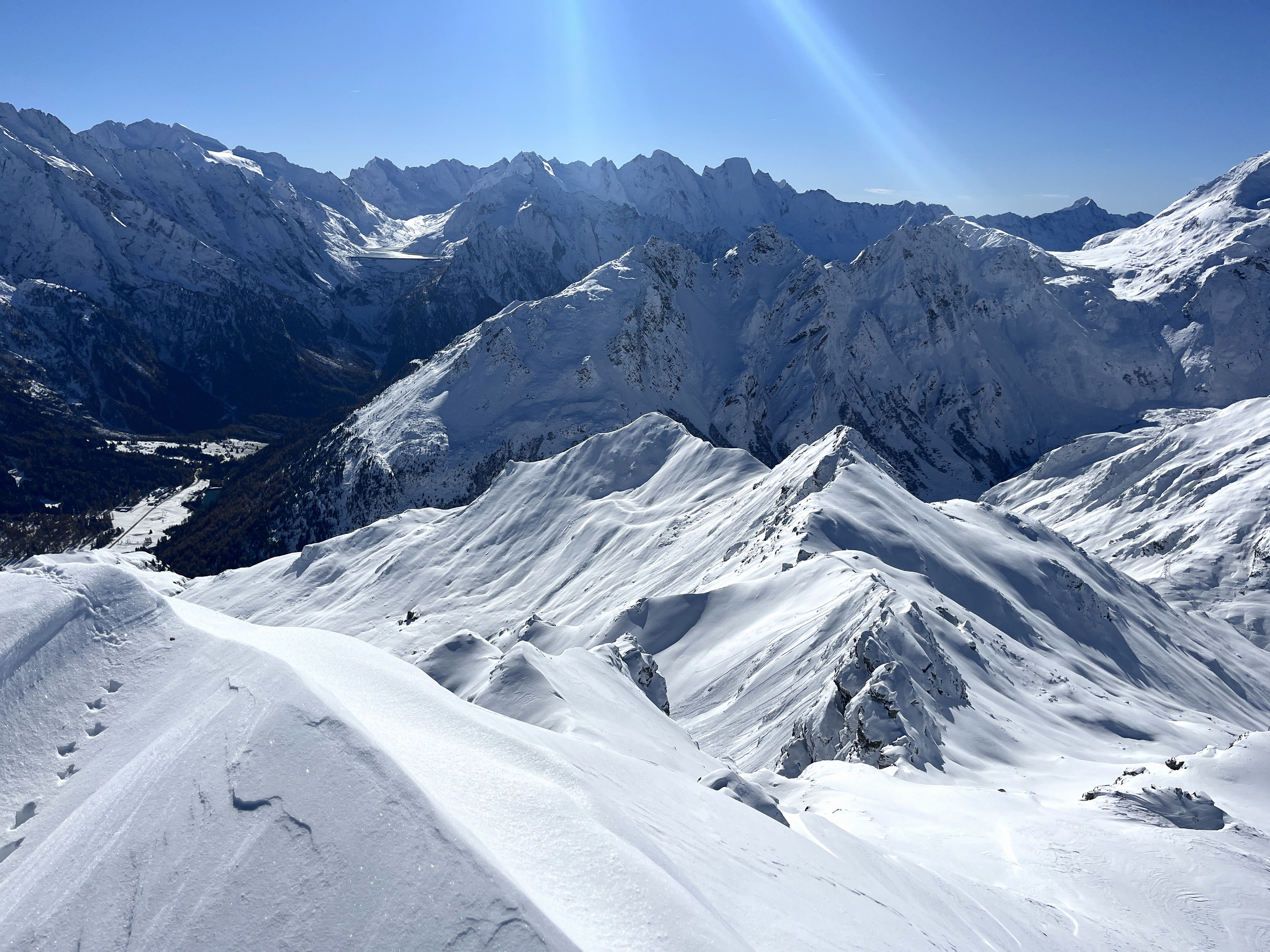 Der Ausblick zu den tief verschneiten Bergeller Gipfeln Pizzo Badile, Cengalo und Co.